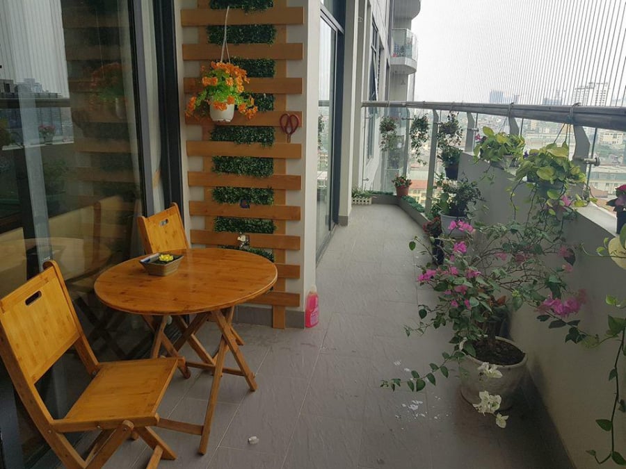 Nhà có 2 ban công nên rất thoáng đãng, được nam diễn viên và vợ trang trí nhiều cây xanh mát mắt và một bộ bàn ghế nhỏ để ngồi uống trà, nghỉ ngơi thư giãn.