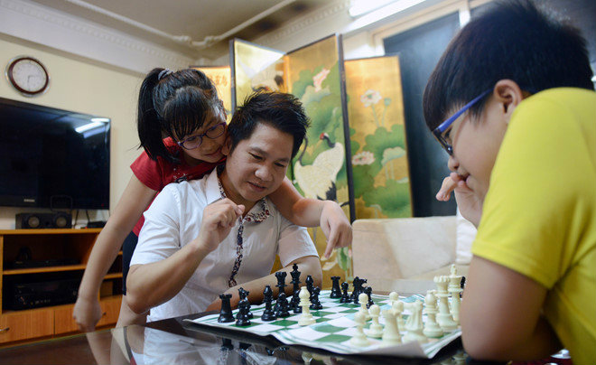 Thời gian rảnh rỗi anh thường cùng các con chơi cờ