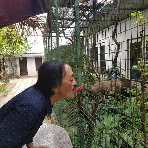 Anh yêu những con vật nuôi trong nhà và luôn âu yếm chúng.