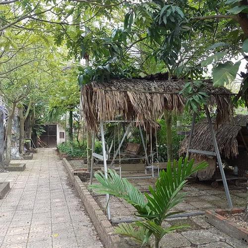 Những chiếc xích đu tự tay nghệ sĩ Giang còi mua nhôm về hàn. Chúng không chỉ dành cho các con anh vui chơi mà còn là nơi những người bạn của anh ngồi đàm đạo văn nghệ giữa thiên nhiên trong lành.