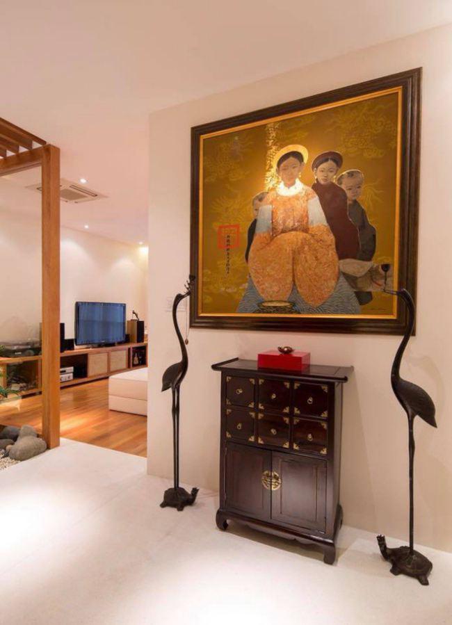 Từng góc nhỏ đều được Quang Dũng bày trí những món đồ đặc trưng của Việt Nam với hơi hướng cổ điển. Từ sập gụ cho đến đôi hạc gỗ để ở nơi trung tâm căn hộ đến những bức tranh trang trí đều mang nét Á đông.