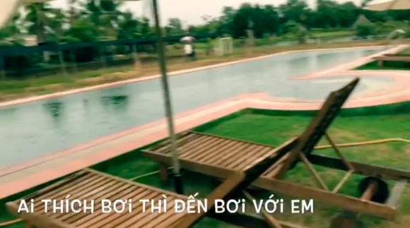 Cận cảnh bể bơi lớn phía trước nhà.
