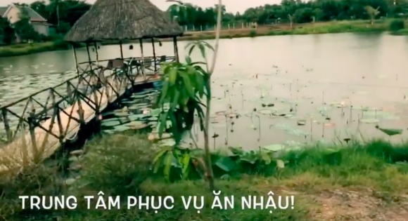 Khu biệt thự có một hồ nước rất rộng trồng sen, súng, thả cá. Ở đây có một nhà chòi nhỏ để Minh Hải và bạn bè tụ tập ăn nhậu.