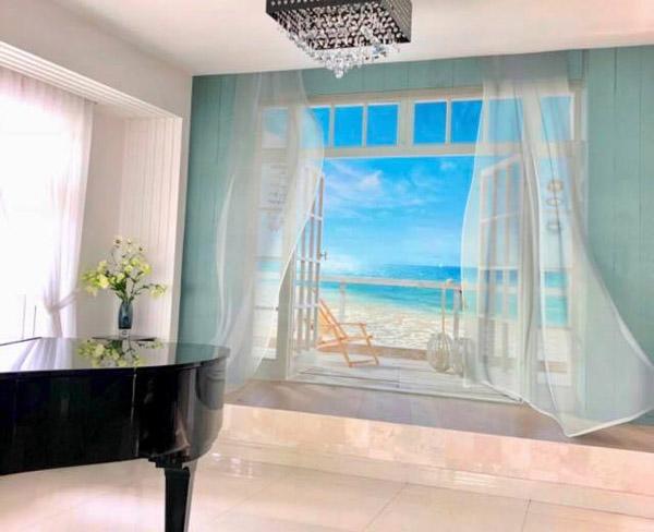 Góc chơi đàn được vẽ thêm khung cửa nhìn ra biển nên trông rất rộng và thơ mộng. 