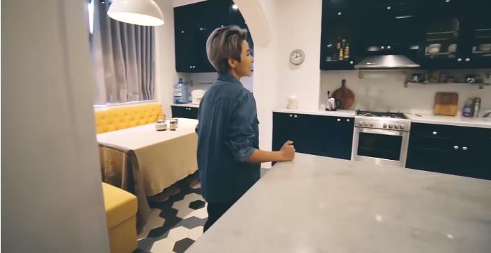 Ngay bên cạnh phòng bếp là một góc nhỏ chuyên để ngồi café và tám chuyện với ekip. 