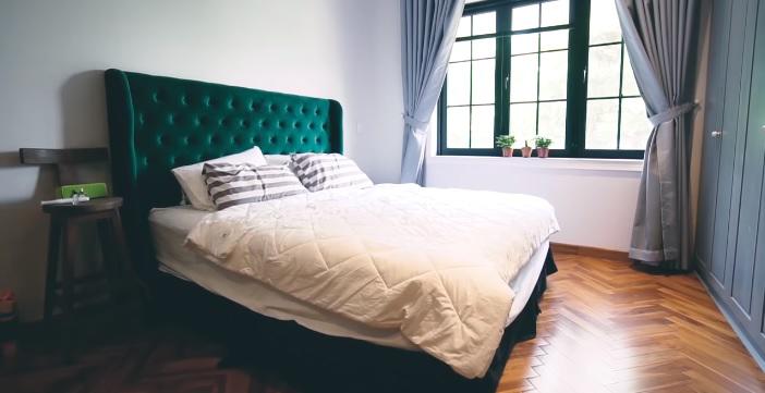Phòng ngủ của nhạc sĩ trẻ có phần đơn giản vô cùng yên tĩnh khi được bao phủ bởi tông màu xanh nhạt. Ngoài ra cô cũng bật mí không gian ưa thích của mình đó chính là phòng tắm bởi cô cảm thấy được thư giãn mỗi khi ngâm mình trong bồn tắm.