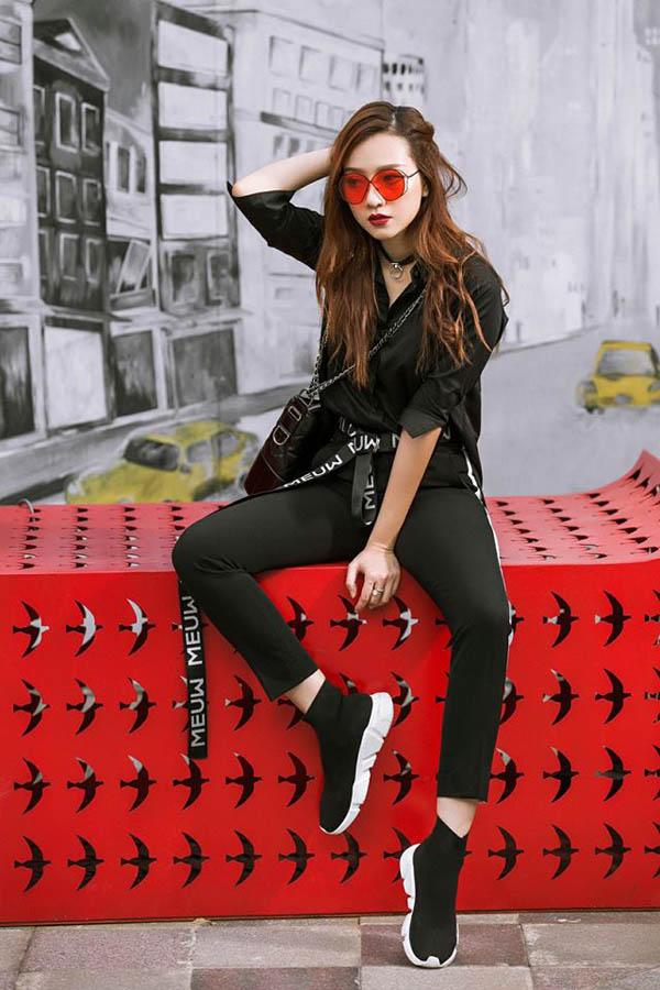 Ở ngoài đời, Băng Di cũng vô cùng sành điệu, gợi cảm và bắt trend nhanh nhạy còn hơn cả cô Nhi 