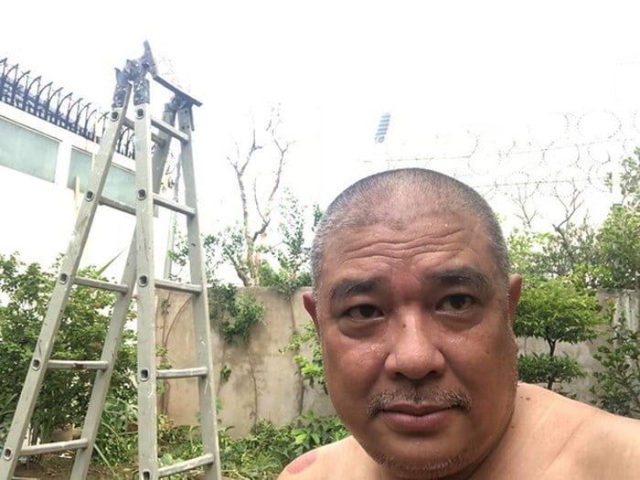 Mỗi ngày, nam tài tử một thời dành khá nhiều thời gian cho mảnh vườn nhỏ