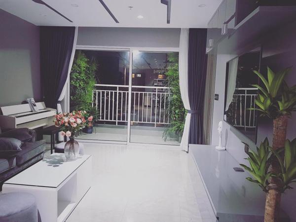 Căn hộ có tone màu chủ đạo là trắng xám rất sang trọng