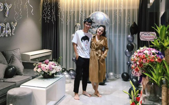 Những năm đầu lập nghiệp, nữ ca sĩ vẫn sống cùng ba mẹ trong một ngôi nhà giản dị ở TP.HCM. Đến năm 2017, nhờ chăm chỉ hoạt động nghệ thuật và tích cóp, giọng ca 