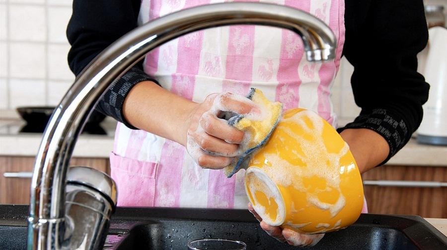 5-sai-lam-nhieu-nguoi-mac-khi-rua-bat-bien-nuoc-rua-chen-thanh-chat-doc-hai-ca-gia-dinh-washing-dishes-mindful-today-stock-tease-150929_e5-1534299925-967-width900height505