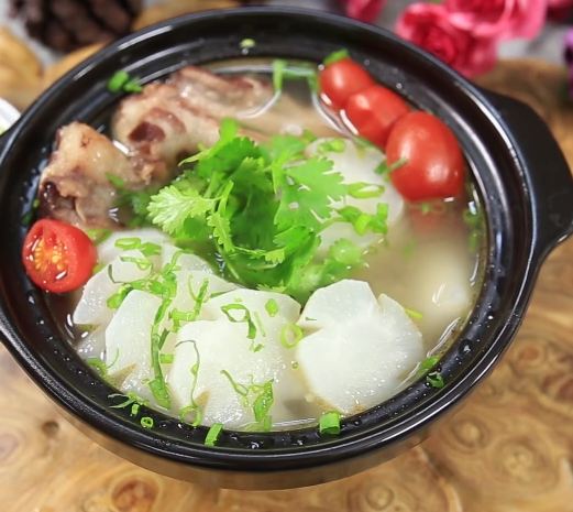 Canh sườn non củ cải trắng ngọt dễ ăn, nhẹ nhàng mà ngon cơm. Không chỉ bổ dưỡng đối với chị em đang mang thai mà còn chống ngán rất tốt. Bên cạnh đọ, củ cải có vị cay ngọt, tính bình nên ăn vô có tác dụng thông hơi thở, trừ đờm, giải độc.
