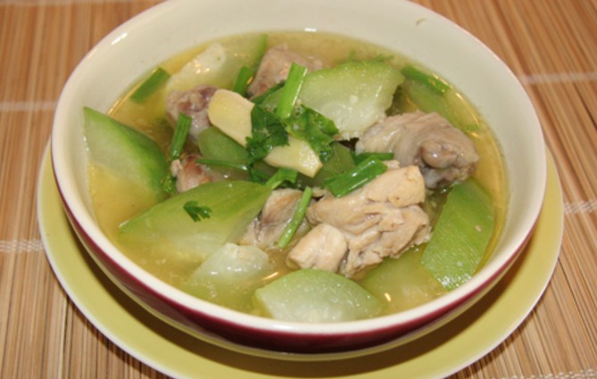 Canh bí đao (bí xanh) nấu thịt gà có cách nấu đơn giản, và chính sự đơn giản cùng cách phối hợp nguyên liệu hợp lý sẽ mang lại cho bữa cơm Shbet111 slot, casino, thể thao, xổ số bạn một Shbet0099 cá cược trực tuyến thanh ngọt tự nhiên, dễ dàng thưởng thức.Bí đao đặc biệt rất có công hiệu trong phòng và điều trị các bệnh liên quan đường hô hấp, ho, khạc đờm, đái tháo đường, phù tay chân khi mang thai, bệnh gan... Còn thịt gà thì bổ, ít chất béo no, vị ngọt, tính ấm, giúp bổ trung an thai, liền xương, ngừa tích nước trong người. Những công dụng này rất cần thiết cho bà bầu.