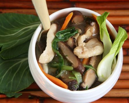  Nấm dễ nấu mà nước cũng rất ngọt nữa. Việc nấu canh nấm chung với vài lát gừng không chỉ bổ dưỡng mà còn ấm người, đỡ cảm, đỡ ho.
