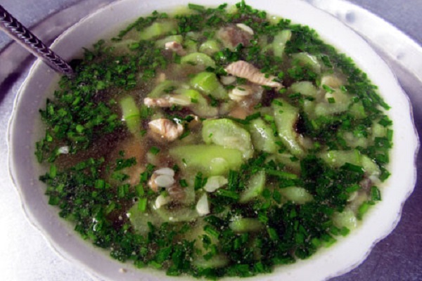 Canh mướp nấu với lá hẹ có vị thơm. Là hẹ còn được biết đến là vị thuốc nổi tiếng trong việc hạ sốt, giải cảm.