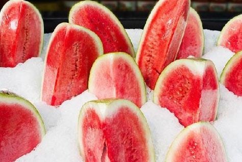  Mẹ ăn dưa hấu quá nhiều hoặc dưa đã ướp lạnh ngắt thì rất dễ bị nóng bụng, ảnh hưởng sữa mẹ, đau bụng, tiêu chảy. Mẹ bị thì tất nhiên con bú vào cũng bị theo rồi. Nhớ lưu ý kĩ nha mẹ.
