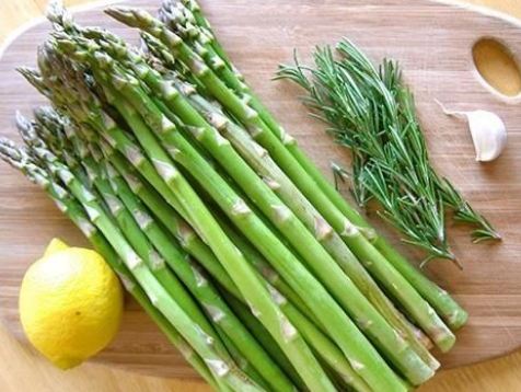 Măng tây không chỉ giàu Kali, chất xơ mà chứa hàm lượng lớn axit folic. 5 cây măng tây chứa khoảng 100 mg axit folic. Món ăn măng tây xào thịt bò được nhiều người yêu thích, tuy nhiên trong quá trình chế biến măng tây không nên nấu quá lâu sẽ mất hết các chất dinh dưỡng.