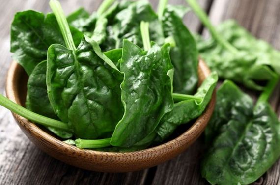 Rau bina – tăng cường folate: Thai nhi đòi hỏi được cung cấp lượng folate đầy đủ để sản xuất DNA mới và điều chỉnh sự trao đổi chất của tế bào và rau bina là một lựa chọn hoàn hảo. Loại rua này cũng chứa chất chống oxy hóa giúp bảo vệ các mô não của thai nhi khỏi bị tổn thương. Các chuyên gia khuyên mẹ bầu cần bổ sung đủ 400mcg axit folic mỗi ngày và đừng quên bổ sung rau bina trong các bữa ăn hàng tuần cùng với những thực phẩm giàu folate khác.