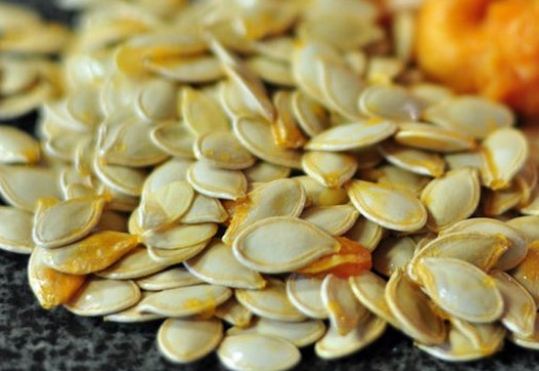 Hạt bí là nguồn thực phẩm dồi dào kẽm, rất quan trọng trong việc xây dựng các cấu trúc tế bào não bộ cũng như kích hoạt các khu vực xử lý thông tin trong não. Kẽm tập trung ở lớp mỏng tiếp giáp với vỏ hạt bí nên mẹ cần bóc vỏ nhẹ nhàng. Bà bầu cần 7mg kẽm mỗi ngày trong thời gian mang thai để tốt nhất cho não thai nhi. Mẹ nên trộn hạt bí với các món salad sẽ dễ thưởng thức hơn.