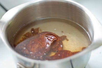 Tiến hành nấu đường thốt nốt cho đến khi đường tan hết. Nếu không có đường thốt nốt bạn có thể sử dụng đường trắng và pha thêm màu nguyên liệu nếu cần.