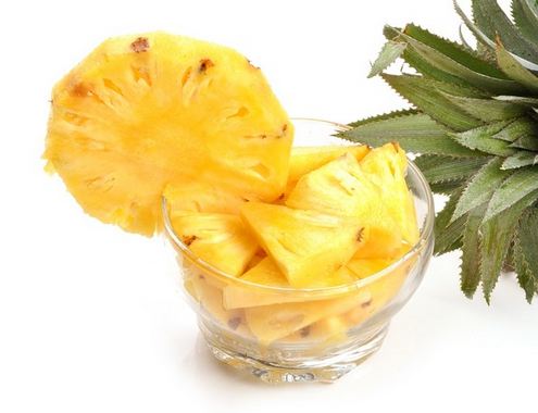 Dứa là loại quả chứa nhiều bromelain – 1 loại enzyme gây co thắt và làm mềm cổ tử cung. Tuy trong thai kỳ ăn dứa có thể dẫn đến nguy cơ sảy thai, nhưng vào những ngày sắp “vỡ chum” thì ăn dứa hoặc uống nước ép dứa để thể kích thích tử cung co bóp, chuyển dạ dễ dàng. Mẹ nên ăn dứa khi bước vào tuần 39 của thai kỳ.