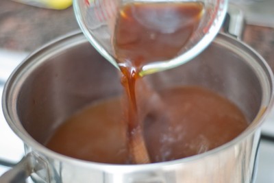 Đến bước khuấy cho bột agar tan. Đun hỗn hợp nước và agar trên lửa vừa và thêm hỗn hợp đường vào nồi.