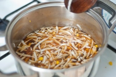 Đảo dừa và ngô liên tục cho đến khi hỗn hợp sền sệt lại.