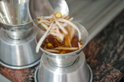 Cho thạch vào khuôn làm thạch.