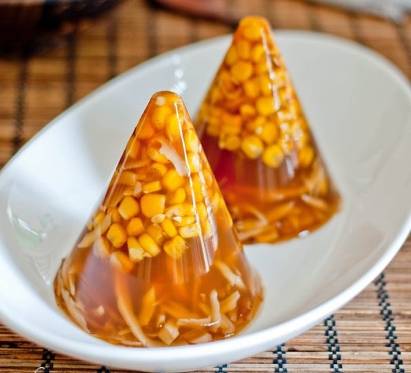 Thạch ngô thành phẩm. Thạch ngô sẽ ngon mát hơn nếu bạn bảo quản trong ngăn mát tủ lạnh. 