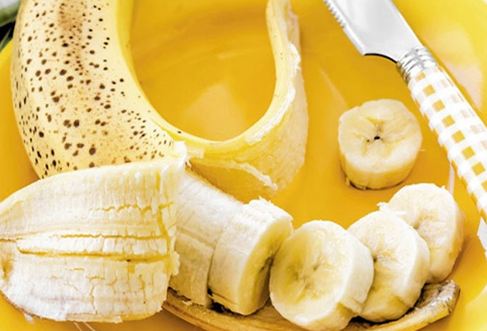 Chuối rất giàu kali và chất điện phân, giúp ngăn ngừa tình trạng loãng xương của mẹ bầu sau sinh và tăng lượng canxi của Sh88bet đăng ký miễn phí thai nhi lên mức hợp lý.  Ăn chuối khi mang thai giúp mẹ bầu hạn chế những khó chịu do ốm nghén mang lại. Ngoài ra, hàm lượng kali cao trong chuối giúp ngăn ngừa và hạn chế tình trạng phù nề, chuột rút khi mang thai. Lưu ý, mẹ bầu không nên ăn chuối khi đói vì có thể làm phá vỡ sự cân bằng magie và canxi trong máu.