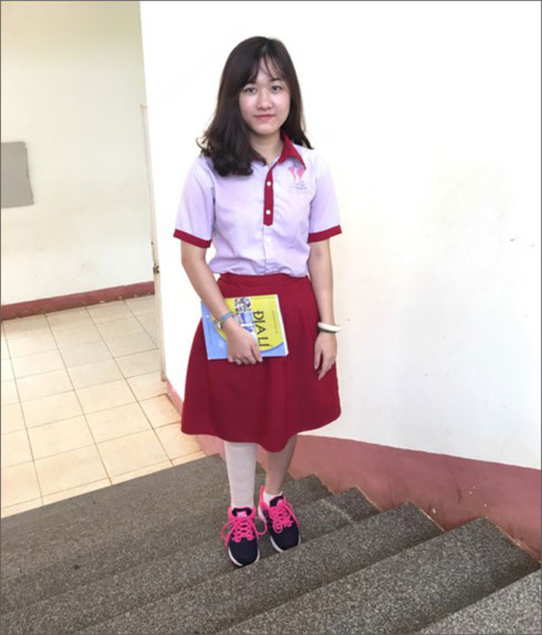 nu-sinh-bi-cua-chan-1