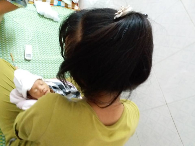 be-gai-sinh-non-bi-me-bo-