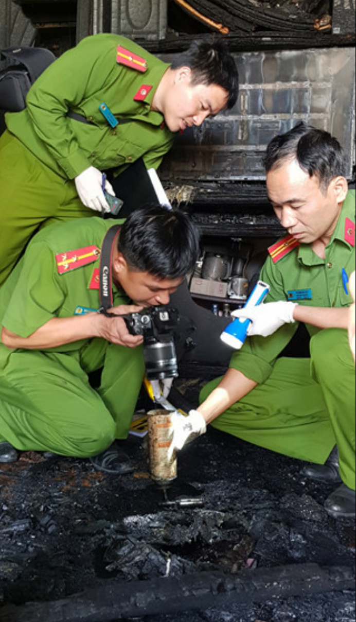 CA tiến hành kiểm tra và giám định hiện trường (Ảnh: thanhnien.vn)