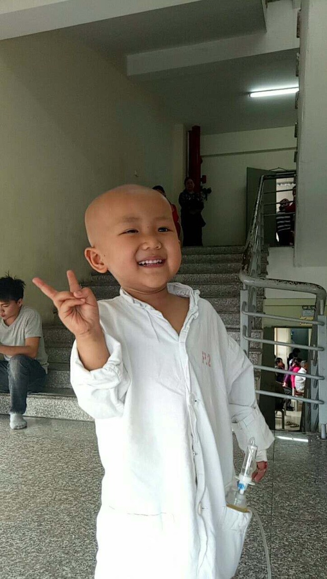 Cô bé luôn nở nụ cười và mong muốn được đi học trở lại (ảnh: kenh14)