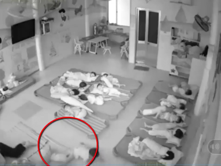 2 giáo viên trong clip đã bị cho thôi việc ngay hôm sau (ảnh cắt từ clip)