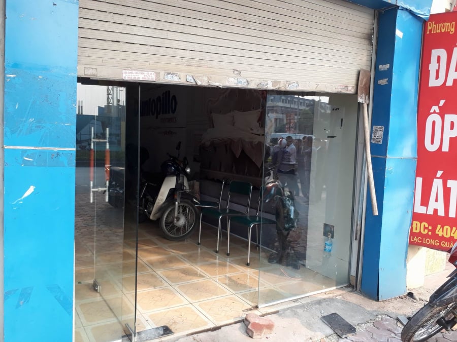 Nhà bên cạnh phải cạy cửa để cứu người