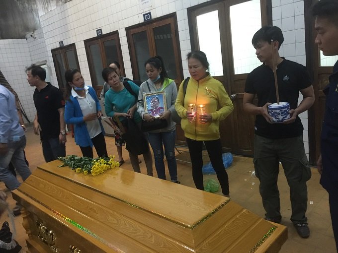 2 con của chị Hồng làm thủ tục đưa mẹ về quê (ảnh: vietnamnet)