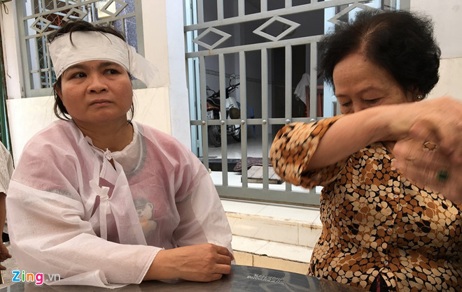 Chị Khoa, vợ anh An và mẹ anh An ngồi lặng yên nhìn di ảnh anh (nguồn: zing)