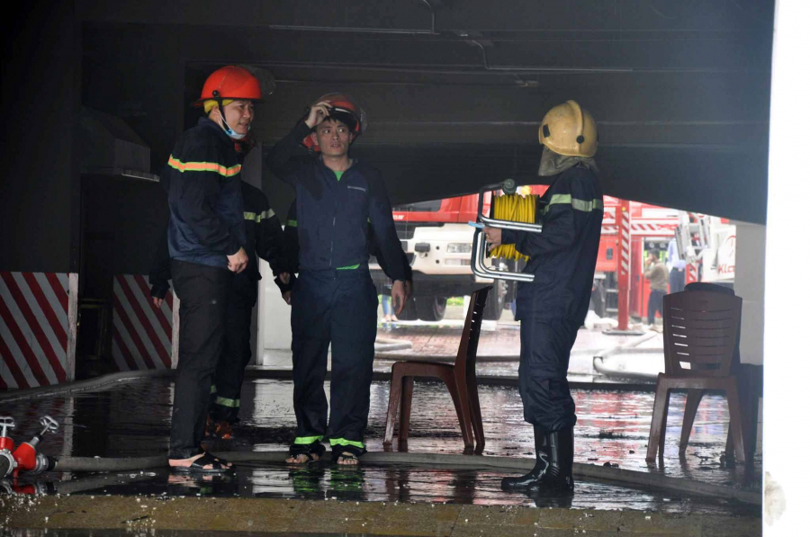 Lực lượng chức năng đang làm hết sức để dập tắt đám cháy