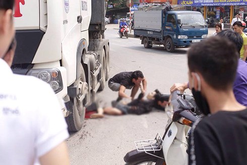 Nam thanh niên bị cuốn vào gầm chiếc xe đầu kéo (ảnh: VOV)
