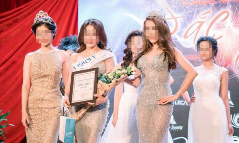 Nguyễn Thị Ngọc (thứ 2, từ trái sang) khi nhận danh hiệu Á khôi 1 tại cuộc thi 