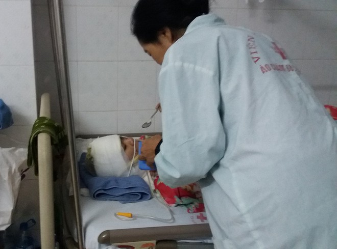 Mẹ chồng chị H. đang chăm con dâu tại viện Bỏng Quốc gia