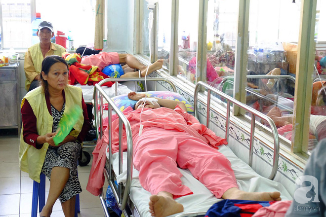 Bà Ngọc, mẹ chị Dung túc trực bên con gái (ảnh: afamily)