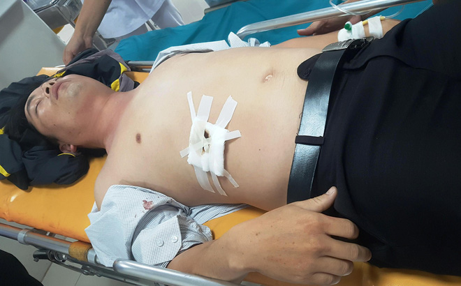 Thầy Tiến bị học sinh đâm thấu bụng, tổn thương gan (ảnh: nld)