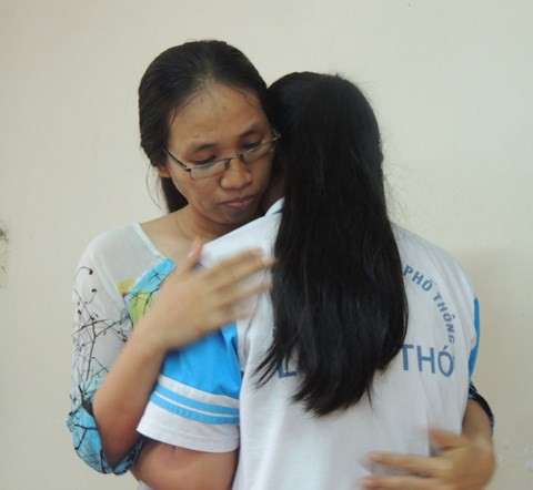 Cái ôm của 2 cô trò vẫn không thể là dấu chấm hết cho sự việc nghiêm trọng của ngành giáo dục 