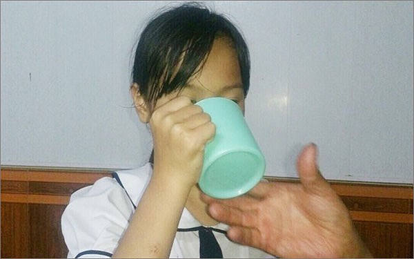 Hành động bắt học sinh xúc miệng bằng nước giặt giẻ lau là một dạng bạo hành trẻ em 