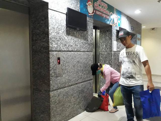 Chỉ còn điện hành lang và điện thang máy hoạt động; nhiều cư dân tranh thủ đem quạt tích điện ra sạc để tối sử dụng (ảnh: afamily)