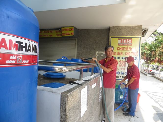 Những cư dân bám trụ phải tự xách nước về để sử dụng (ảnh: tienphong)