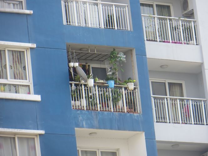 Dấu hiệu nhận biết có người ở hay không là những cánh cửa mở toang (ảnh: tienphong)