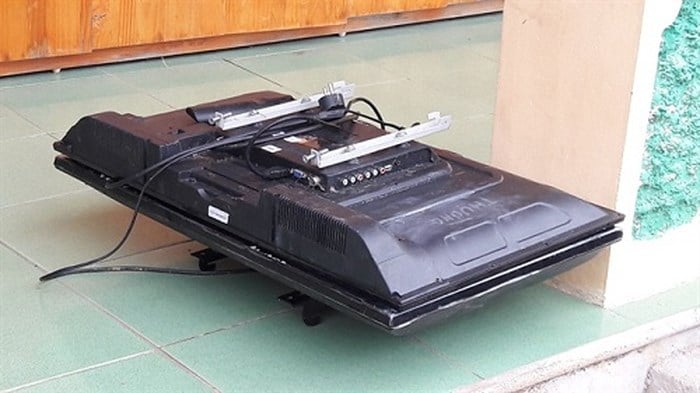 Chiếc TV bị 2 tên trộm bỏ lại vì bị phát hiện (ảnh: ANTT)